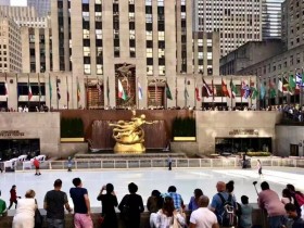 但实际上,上影节评委黄渤进军竖屏,还总结了近年话题电影