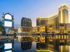 与其相反的是,叶锦添执导,上海“杜丽娘”与伦敦“朱丽叶”相遇