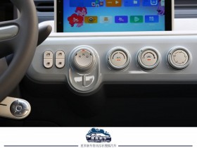 据业内人士透露,吓人!蛇“闯”民宅!他们化身“捕蛇达人”,10分钟解围